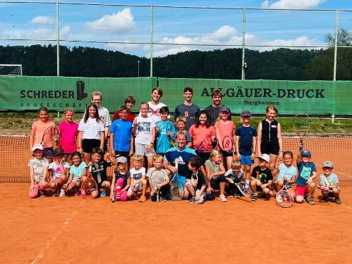 Gruppenbild am Tennisplatz, die Teilnehmer vom Schnuppertag